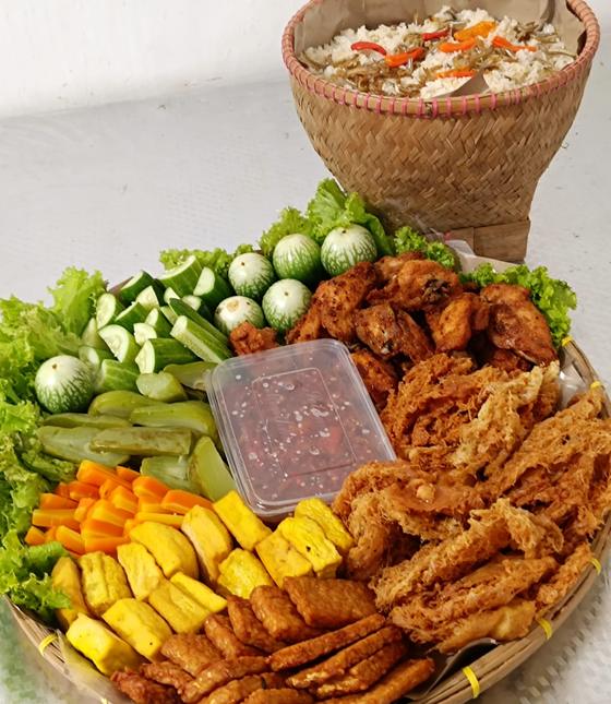 Foto prasmanan mini liwetan dari Dapoer Suprihatin